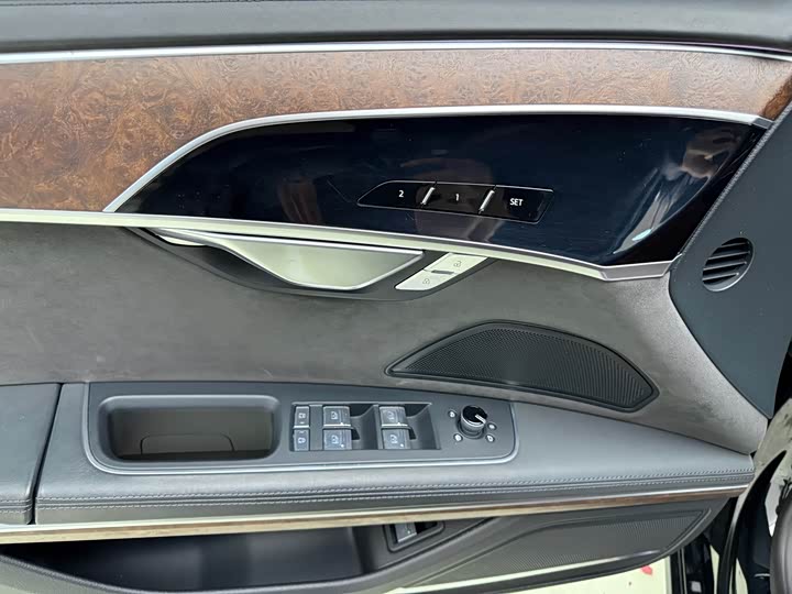 Фото 8 - Audi A8