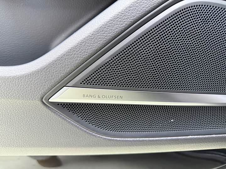 Фото 9 - Audi A8