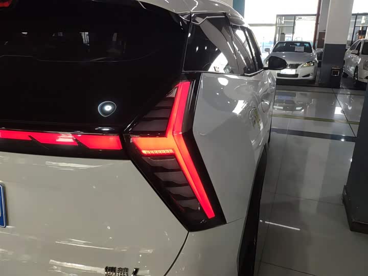 Фото 8 - Geely Atlas L