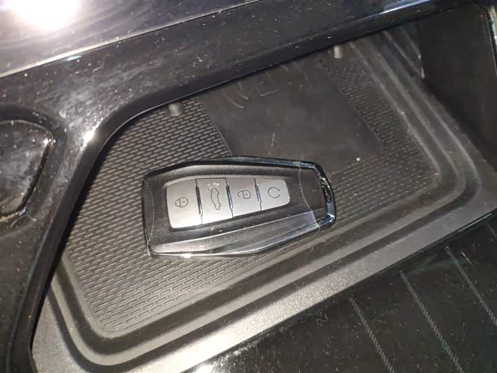 Фото 9 - Geely Atlas L