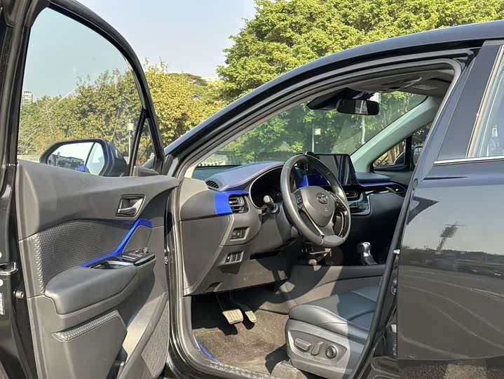 Фото 4 - Toyota C-HR