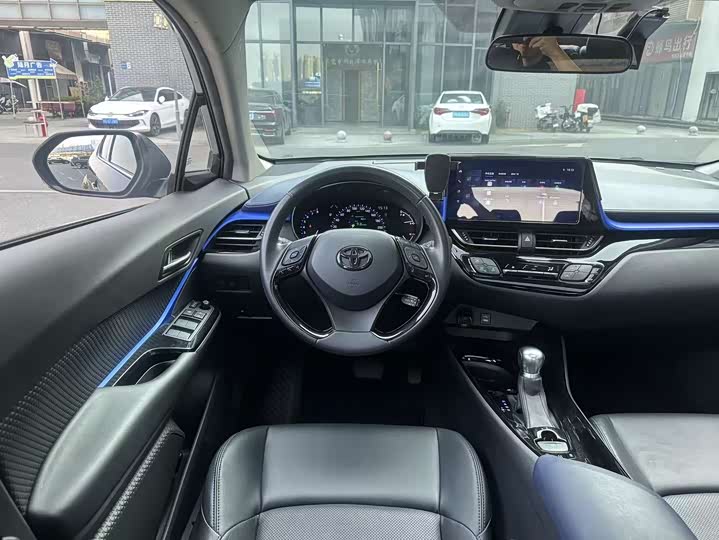 Фото 6 - Toyota C-HR