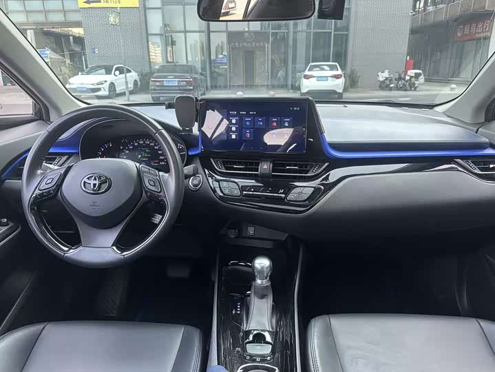 Фото 7 - Toyota C-HR