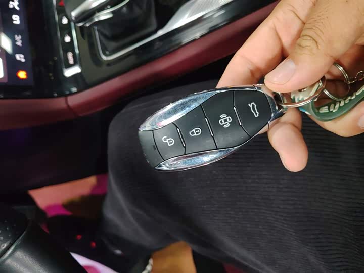 Фото 9 - Hongqi H5