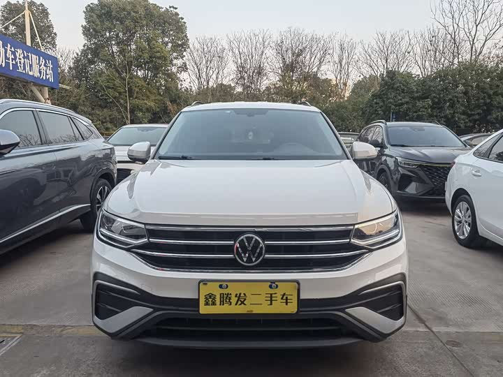 Фото 2 - Volkswagen Tiguan L Pro