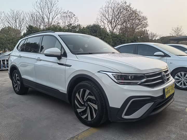 Фото 3 - Volkswagen Tiguan L Pro