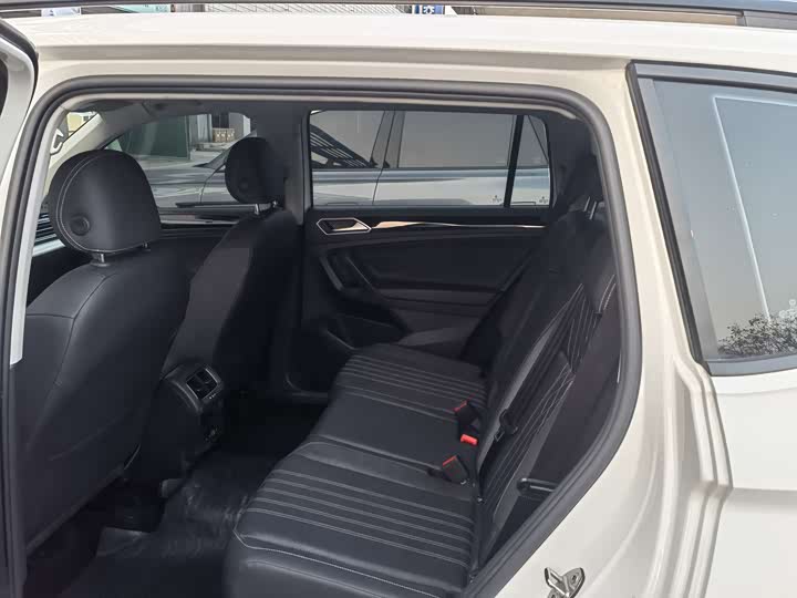 Фото 8 - Volkswagen Tiguan L Pro