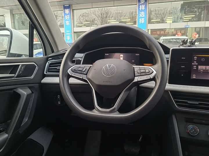 Фото 9 - Volkswagen Tiguan L Pro