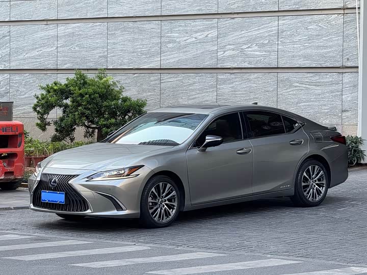 Фото 1 - Lexus ES