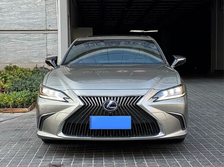 Фото 2 - Lexus ES