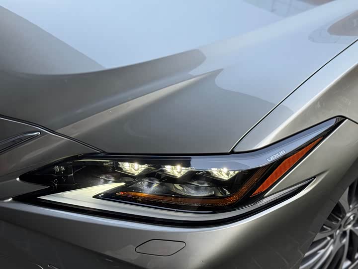 Фото 7 - Lexus ES