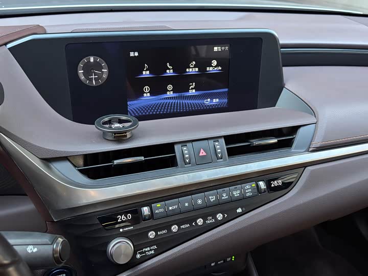 Фото 9 - Lexus ES