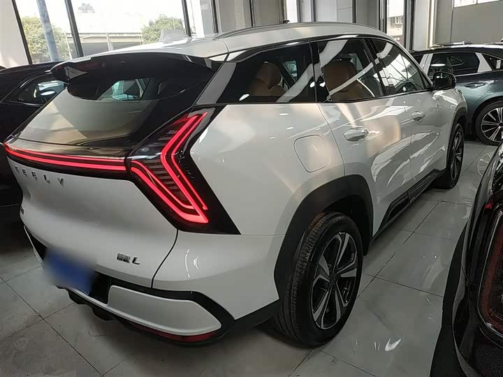 Фото 7 - Geely Atlas L