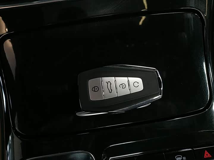 Фото 9 - Geely Atlas L