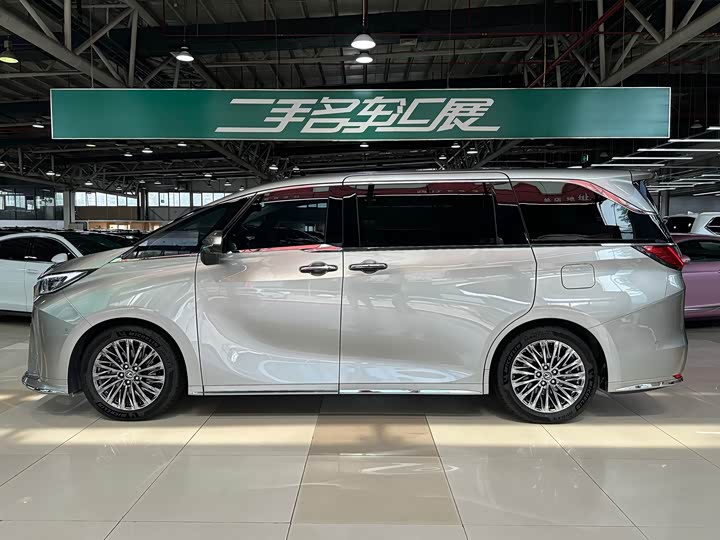 Фото 3 - Lexus LM