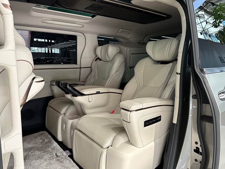 Фото 8 - Lexus LM