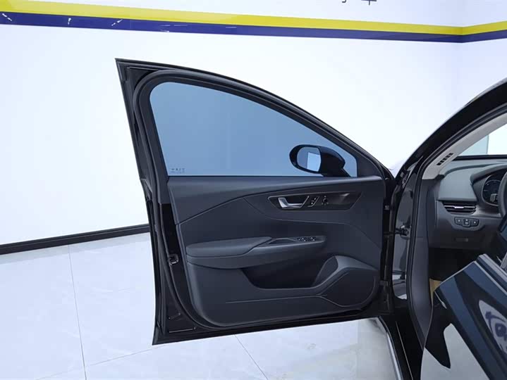 Фото 7 - Hongqi E-QM5