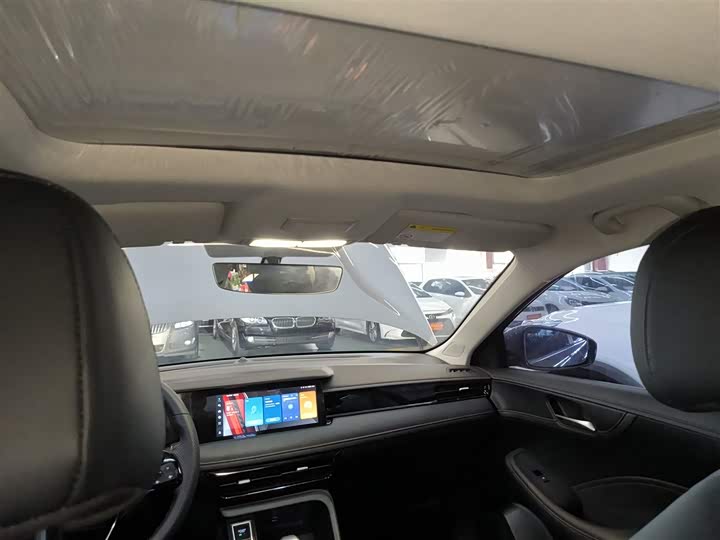 Фото 8 - Roewe i5