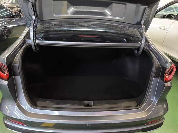 Фото 9 - Roewe i5