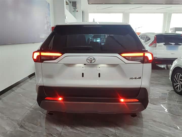 Фото 6 - Toyota RAV4