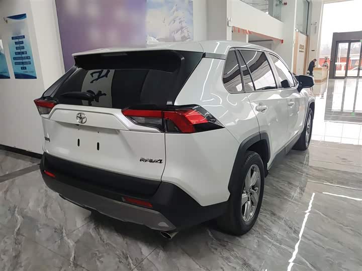 Фото 7 - Toyota RAV4