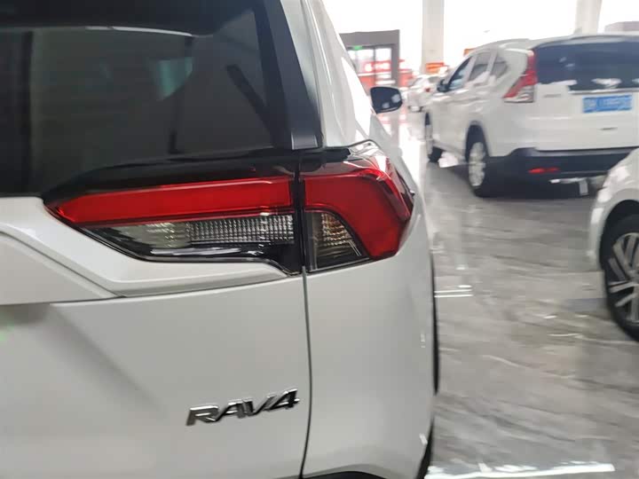 Фото 8 - Toyota RAV4