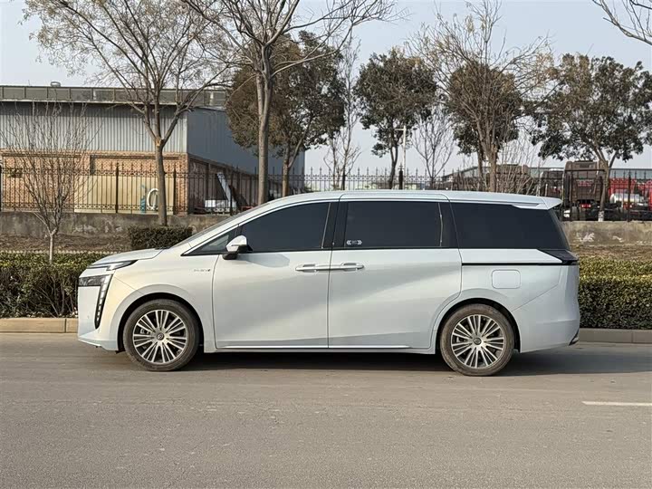 Фото 2 - GAC Trumpchi E8