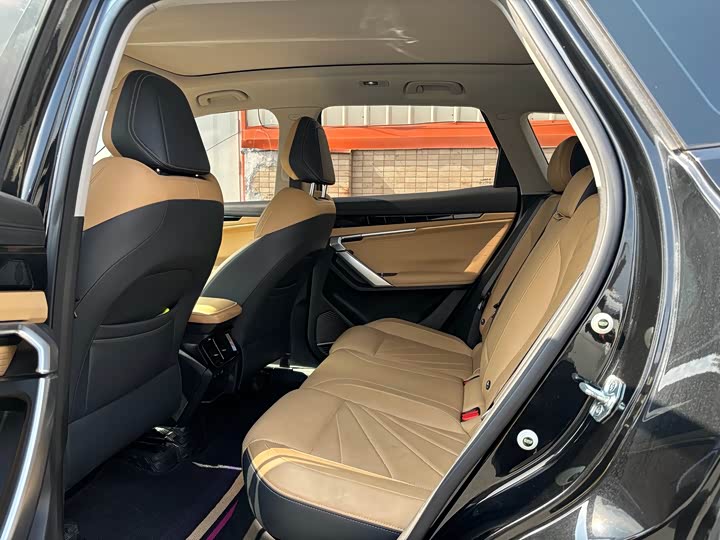 Фото 6 - Geely Atlas L