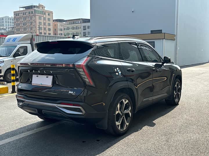 Фото 9 - Geely Atlas L