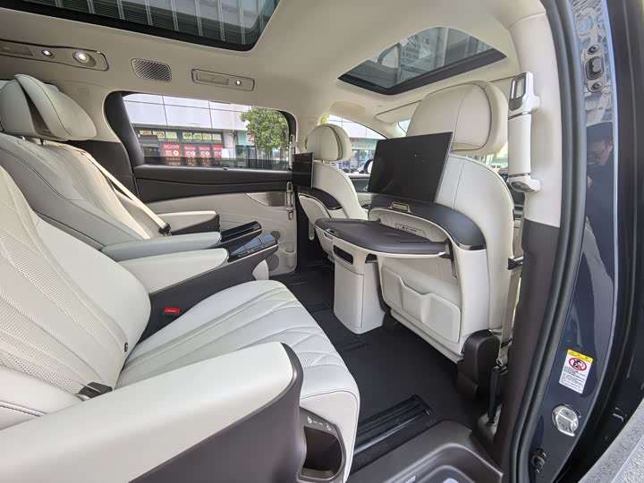 Фото 7 - Denza D9