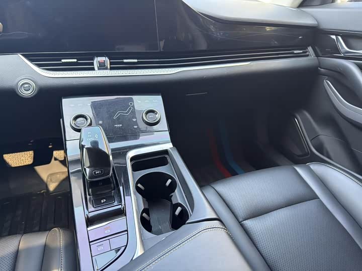 Фото 7 - Bestune B70