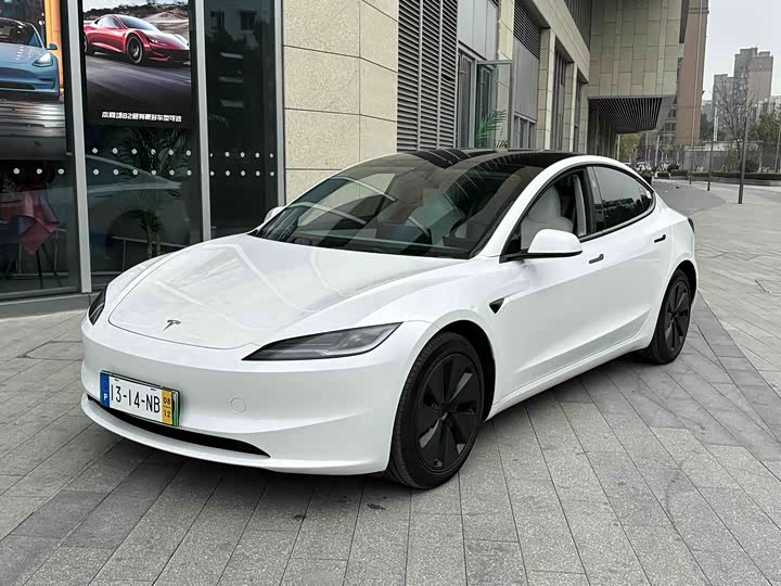 Фото 1 - Tesla Model 3