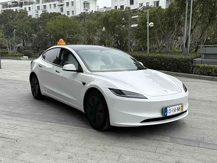 Фото 3 - Tesla Model 3