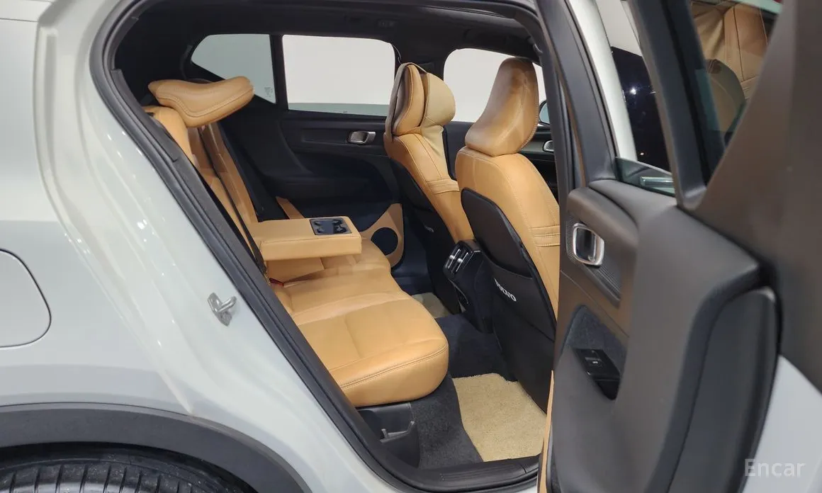 Фото 12 - Volvo XC40