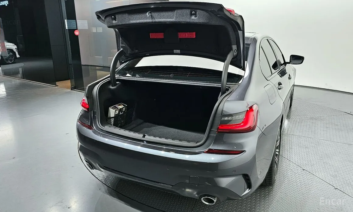 Photo 20 - BMW 3 Series