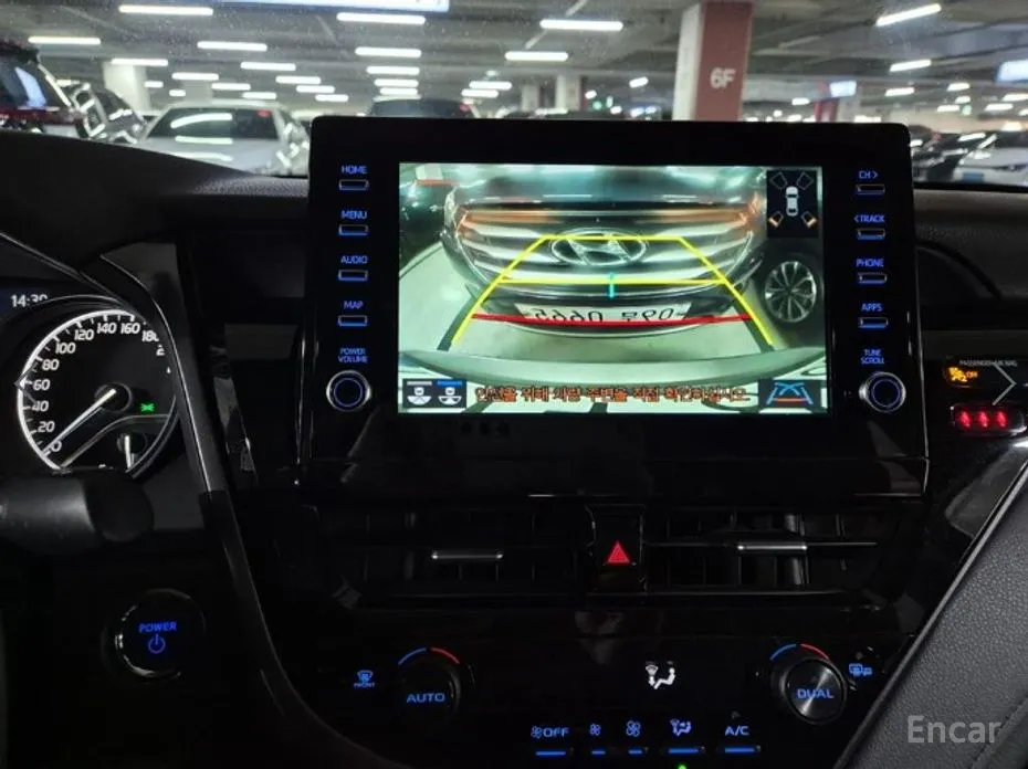 Фото 14 - Toyota Camry