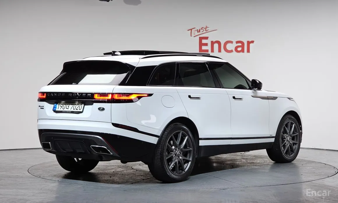 Фото 2 - Land Rover Range Rover Velar
