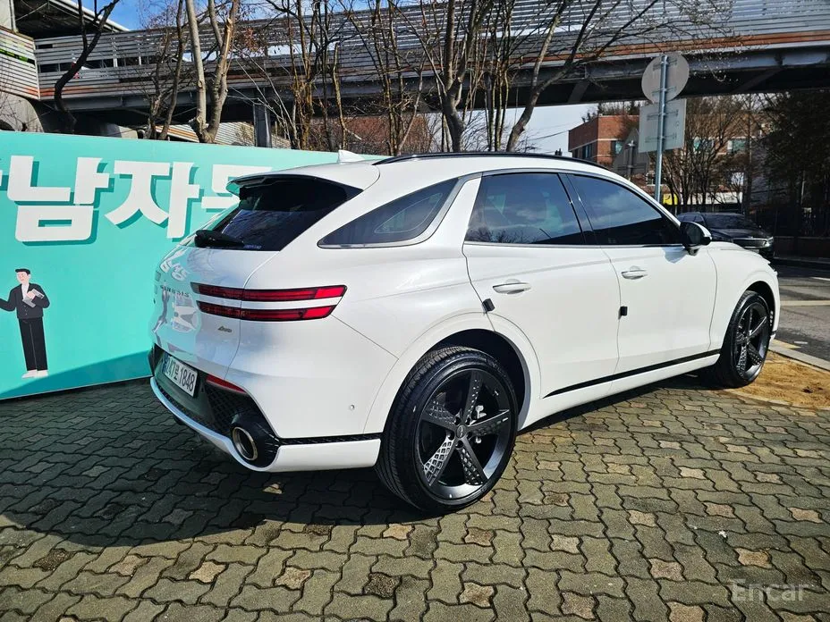 Фото 2 - Genesis GV70