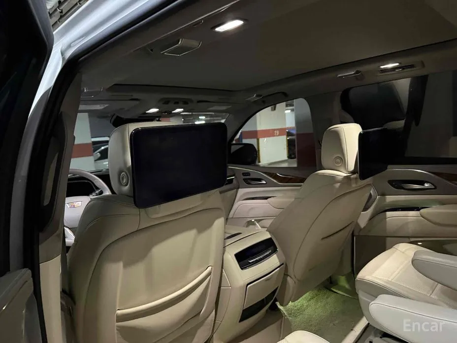 Фото 11 - Cadillac Escalade