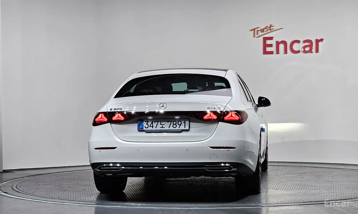 Фото 4 - Mercedes-Benz E-Class