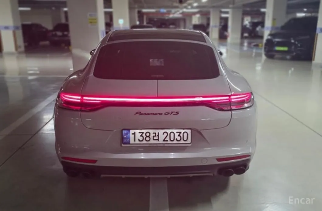 Фото 2 - Porsche Panamera