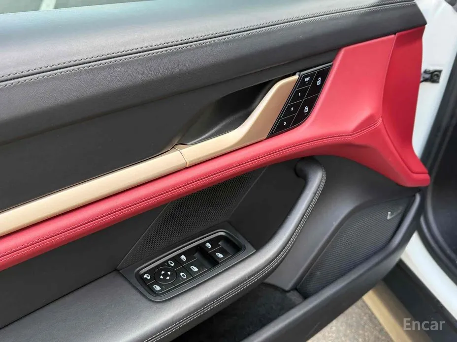 Photo 10 - Porsche Taycan