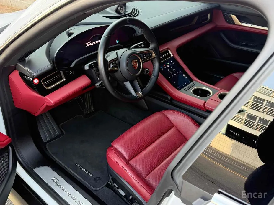 Photo 11 - Porsche Taycan