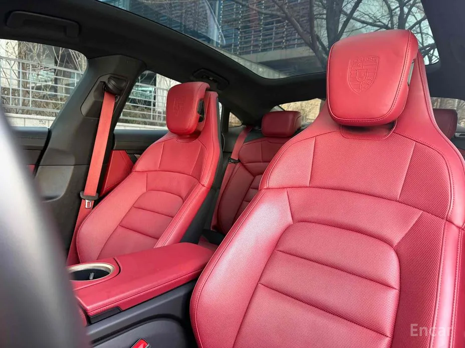 Photo 12 - Porsche Taycan