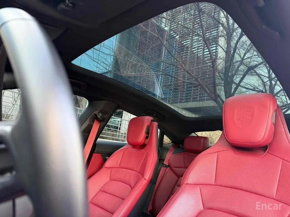 Photo 13 - Porsche Taycan