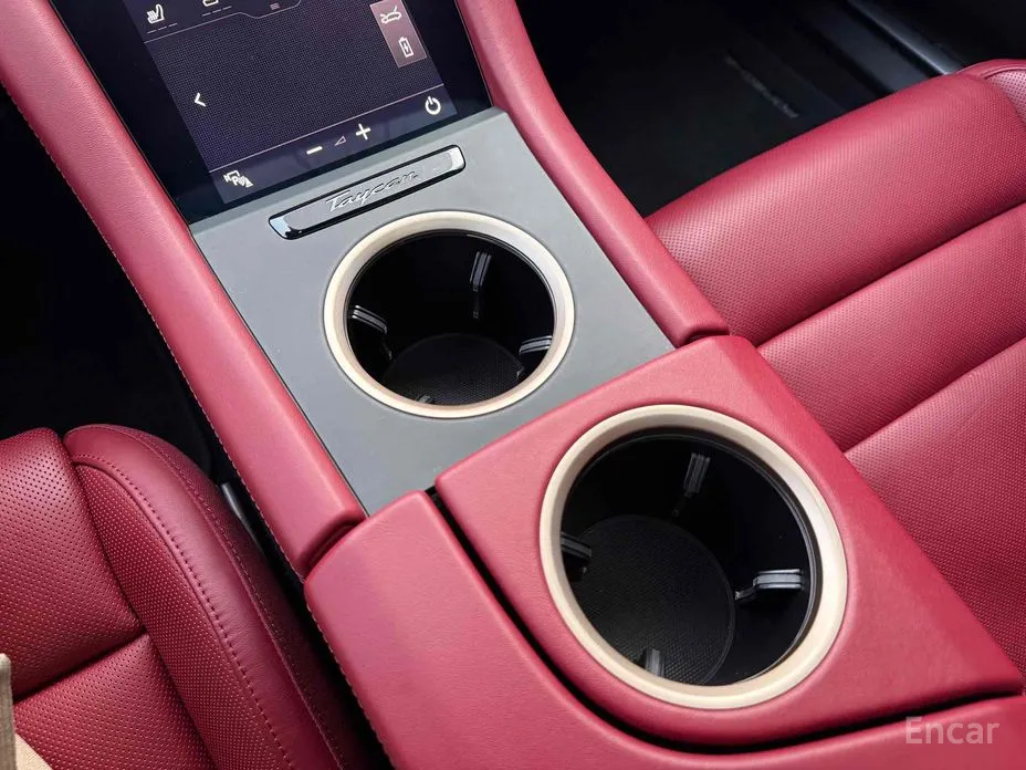 Photo 15 - Porsche Taycan