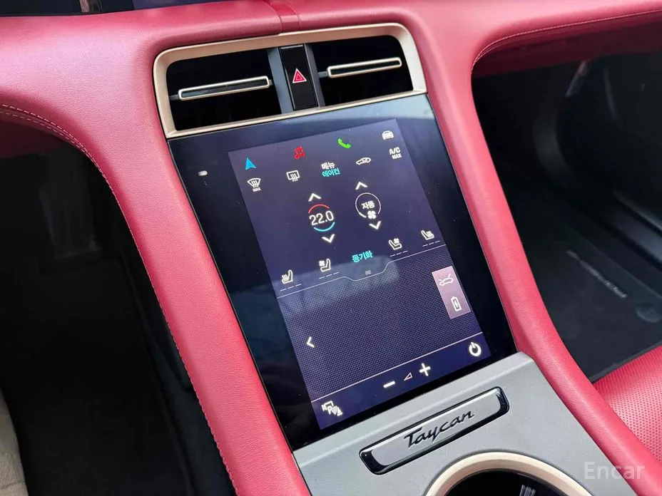 Photo 19 - Porsche Taycan