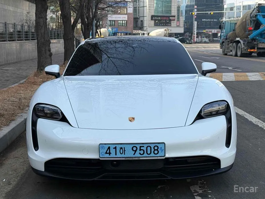 Photo 2 - Porsche Taycan