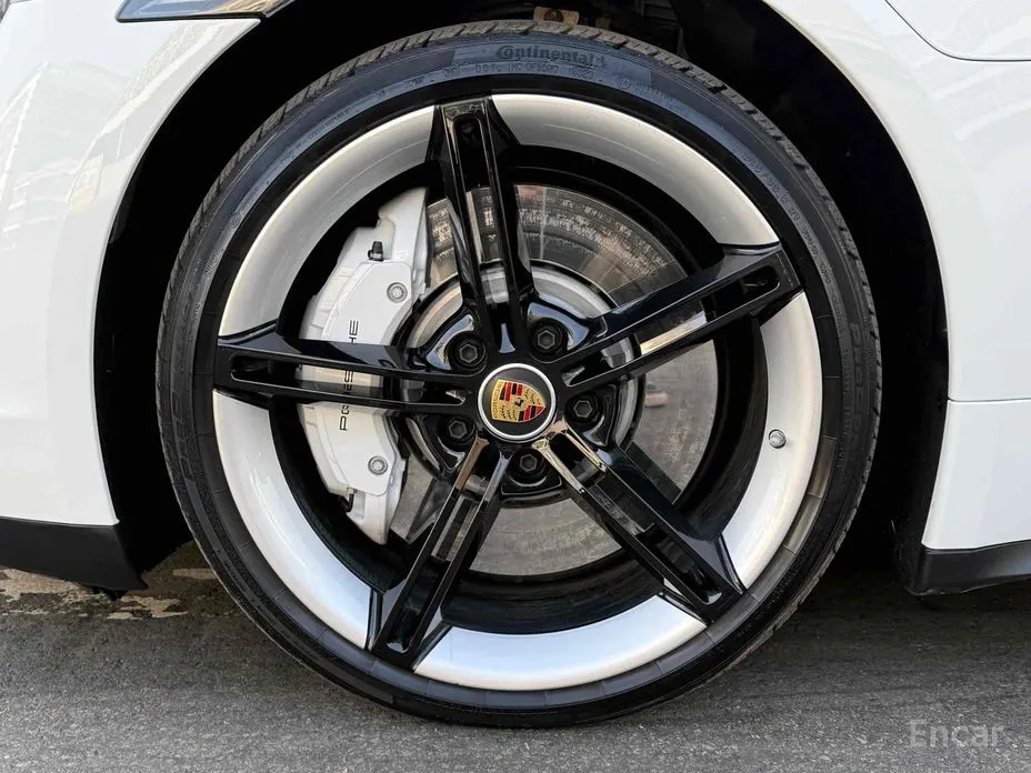 Photo 3 - Porsche Taycan