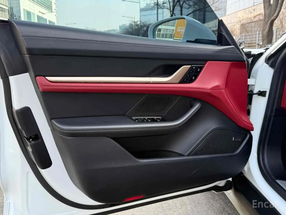 Photo 7 - Porsche Taycan